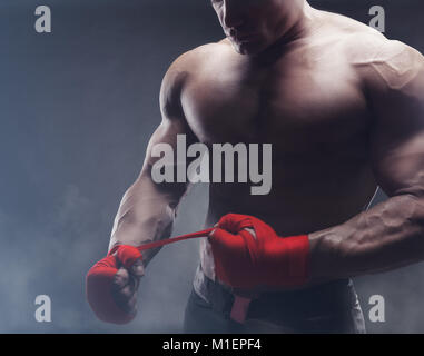 Nahaufnahme einer starken Boxer auf rote Gurte und immer bereit zu kämpfen Stockfoto