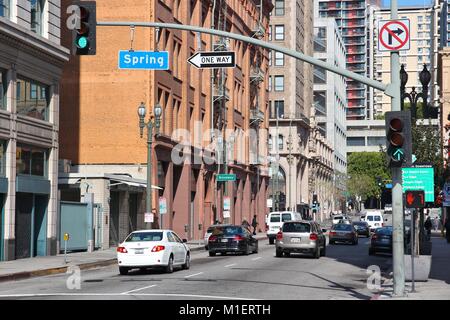 LOS ANGELES, USA - April 5, 2014: die Menschen Autos fahren in Downtown LA. Los Angeles ist die 2. die bevölkerungsreichste Stadt in den USA (3,792,621 Menschen). Stockfoto