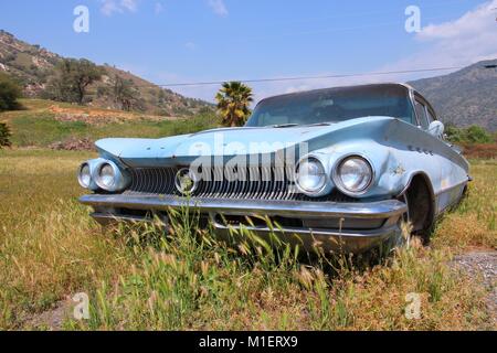 SPRINGVILLE, Vereinigte Staaten - 12 April 2014: 1960 Buick Invicta in Springville, Utah geparkt. Der Autohersteller Buick stammt aus dem Jahr 1903. Stockfoto