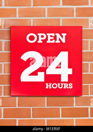 24 Stunden rot Namensschild auf Stein Hintergrund. Stockfoto