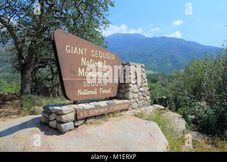 SPRINGVILLE, Vereinigte Staaten - 12 April 2014: Eingangsschild zu Giant Sequoia National Monument in Kalifornien. National Monument wurde 2000 erstellt und Stockfoto