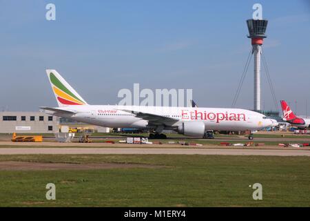 LONDON, Großbritannien - 16 April 2014: Ethiopian Airlines Boeing 777 am Flughafen London Heathrow. Äthiopische durchgeführt von 6 Millionen Passagieren im Jahr 2013. Stockfoto