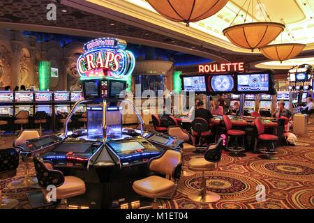 LAS VEGAS, Vereinigte Staaten - 14 April, 2014: die Menschen besuchen Caesar's Palace Casino Resort in Las Vegas. Das berühmte Casino Resort hat fast 4.000 Zimmern. Stockfoto