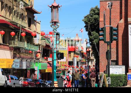 SAN FRANCISCO, USA - April 8, 2014: die Menschen besuchen Chinatown in San Francisco, USA. San Franciscos Chinatown ist die grösste chinesische Gemeinde außerhalb Asi Stockfoto