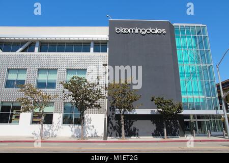 SANTA MONICA, VEREINIGTE STAATEN - 6. APRIL 2014: Bloomingdale's Store in Santa Monica, Kalifornien. Bloomingdale's befindet sich eine Kette von 43 upscale Abteilung stor Stockfoto