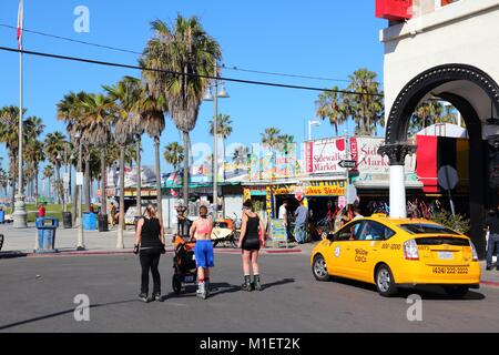 Venedig, VEREINIGTE STAATEN - 6. APRIL 2014: die Menschen besuchen Ocean Front in Venice Beach, Kalifornien, entfernt. Venice Beach ist einer der beliebtesten Strände von La Co Stockfoto