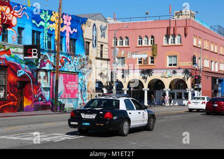 Venedig, VEREINIGTE STAATEN - 6. APRIL 2014: die Menschen besuchen Venice Beach, Kalifornien. Venice Beach ist einer der beliebtesten Strände von LA County. 9,8 Mio. pe Stockfoto