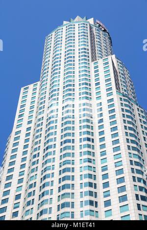 LOS ANGELES, USA - April 5, 2014: US Bank Tower in Los Angeles. Das Gebäude ist 310 m hoch und ist das höchste Gebäude in Kalifornien. Stockfoto