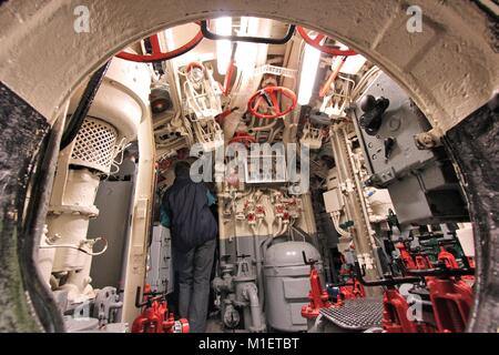 LABOE, Deutschland - 30. AUGUST 2014: die Menschen besuchen deutsche U-Boot U-995 (Museum Schiff) in Laboe. Es ist das einzige erhaltene Typ VII U-Boot der Welt Stockfoto
