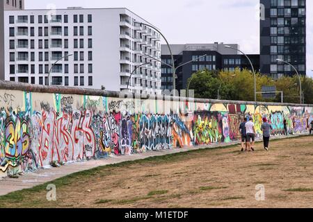 BERLIN, DEUTSCHLAND - 26 AUGUST, 2014: die Menschen besuchen Urban Art der East Side Gallery in Berlin. Teil der ehemaligen Berliner Mauer ist in der Kunst, die von mehr als 10 Stockfoto