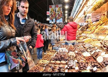 BARCELONA, Spanien - 6. NOVEMBER: die Menschen besuchen Boqueria Markt am 6. November in Barcelona, Spanien 2012. Tripadvisor sagt, es ist am besten, Einkaufszentrum Stockfoto