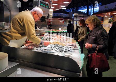 BARCELONA, Spanien - 6. NOVEMBER: die Menschen besuchen Boqueria Markt am 6. November in Barcelona, Spanien 2012. Tripadvisor sagt, es ist am besten, Einkaufszentrum Stockfoto