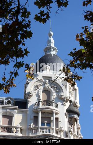 Mediterrane Architektur in Madrid, Spanien. Altbau Wohnung. Stockfoto