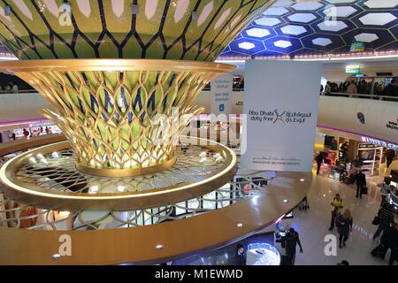 ABU DHABI, VAE - 6. Dezember: Reisende warten am Flughafen am 6. Dezember 2013 in Abu Dhabi, VAE. Es ist die 2 verkehrsreichsten Flughafen UAE mit 14,7 Milli Stockfoto