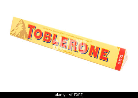 Bar von Toblerone Schokolade isoliert auf einem weißen studio Hintergrund. Stockfoto