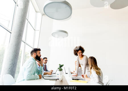 Business Menschen um den Tisch während der Besprechung im Büro Stockfoto