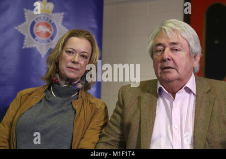 Susan und Stephen Morris aus Surrey, deren Haus durch eine Bewaffnete Einbrecher im Oktober 2017 überfallen wurde, auf einer Pressekonferenz in Surrey Polizei Hauptquartier in Guildford. Stockfoto