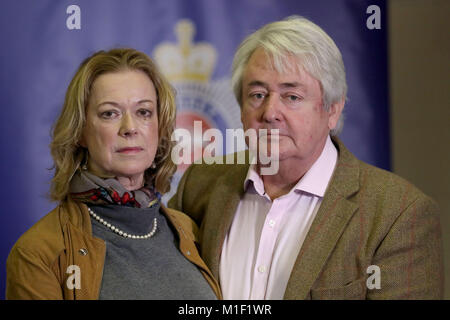 Susan und Stephen Morris aus Surrey, deren Haus durch eine Bewaffnete Einbrecher im Oktober 2017 überfallen wurde, auf einer Pressekonferenz in Surrey Polizei Hauptquartier in Guildford. Stockfoto