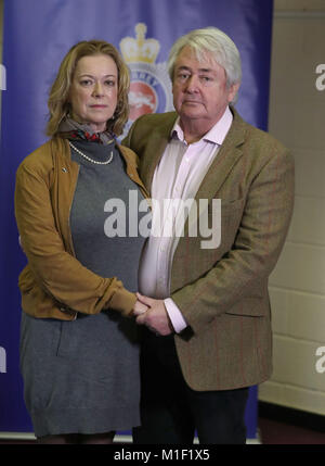 Susan und Stephen Morris aus Surrey, deren Haus durch eine Bewaffnete Einbrecher im Oktober 2017 überfallen wurde, auf einer Pressekonferenz in Surrey Polizei Hauptquartier in Guildford. Stockfoto