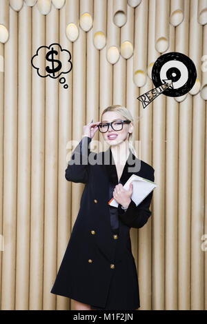 Denken blonde Frau suchen auf Geld anmelden Kuppel und eine Skizze. Geld Konzept Design Hintergrund mit Lampen. Stockfoto