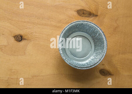 Aluminium cupcake Schimmel auf Holzbrett. Stockfoto