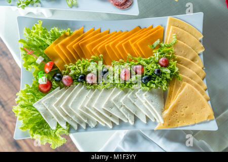 Salat mit Wurst, grünen und andere auf Tisch mit weißer Tisch. Catering Konzept. Stockfoto