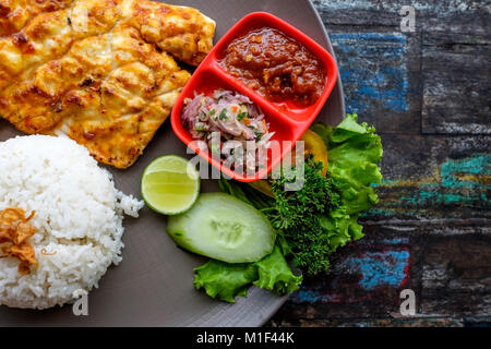 Blick von oben auf die gegrillten Barracuda mit Reis und Gemüse. Gesunde Ernährung Stockfoto