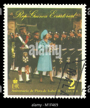 Äquatorialguinea - Stempel 1977: Colour Edition am 25 Krönung Jubiläum zeigt, Königin Elizabeth II. die Inspektion der Truppen Stockfoto