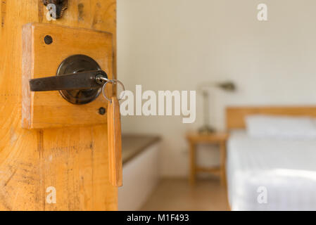 Halb geöffneten Tür von einem Bett Zimmer, Schlüssel in Schlüsselloch Stockfoto