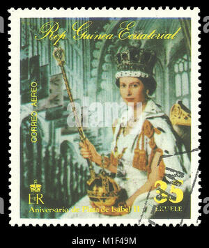 Äquatorialguinea - Stempel 1977: Colour Edition am 25 Krönung Jubiläum, zeigt Queen Elizabeth II mit Symbolen der Lizenzgebühren Stockfoto