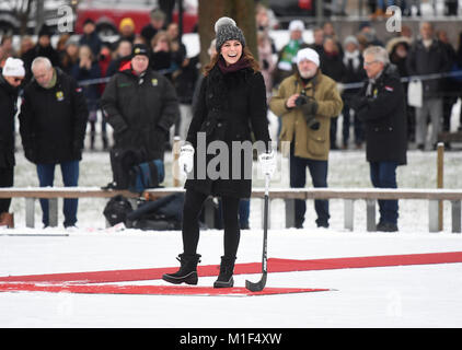 Die Herzogin von Cambridge mit einem Hockey Stick, als sie und der Herzog von Cambridge Treffen einer Gruppe von lokalen bandy Hockey Spieler an Vasaparken in Stockholm am ersten Tag Ihres Besuches in Schweden. Stockfoto