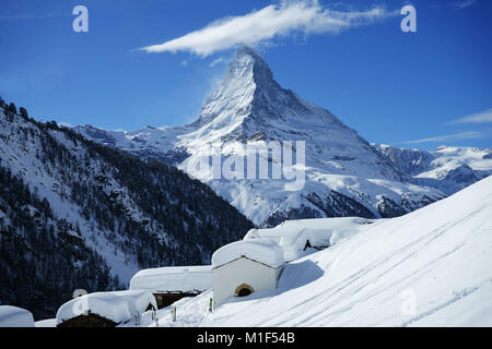 Alpine Village Findeln unter Sunnegga, Zermatt mit Matterhorn, Winter, Walliser Alpen, Schweiz Stockfoto
