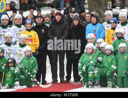 Der Herzog und die Herzogin von Cambridge Treffen einer Gruppe von lokalen bandy Hockey Spieler an Vasaparken in Stockholm am ersten Tag Ihres Besuches in Schweden. Stockfoto