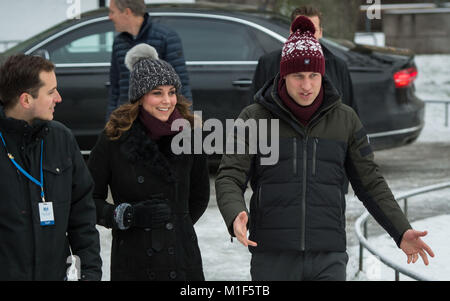 Der Herzog und die Herzogin von Cambridge bei einem Besuch einer Gruppe von lokalen bandy Hockey Spieler an Vasaparken in Stockholm am ersten Tag Ihres Besuches in Schweden zu treffen. Stockfoto