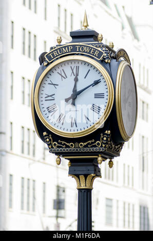 Trump Tower. Uhr auf Manhattans Fifth Avenue außerhalb des Präsidenten New York Residence Stockfoto