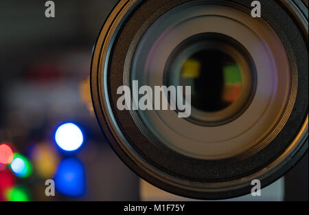 Der Foto- oder Videokamera objektiv auf dunklem Hintergrund mit Linse Reflexionen Stockfoto