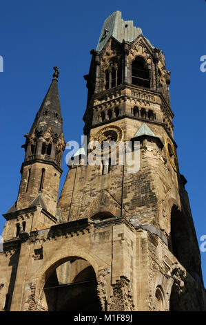 Deutschland. Berlin. Kaiser Wilhelm Gedächtniskirche. 1891-1895. Gebaut von Franz Heinrich Schwechten (1841-1924). Während des Zweiten Weltkriegs bombardiert, behält die Turmruine von Gebäuden umgeben zwischen 1951 und 1961 errichtet. Stockfoto