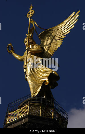 Deutschland. Berlin. Bronze Skulptur von Victoria, entworfen von dem deutschen Bildhauer Friedrich Drake (1805-1882), die sich oben auf der Siegessäule, die entworfen wurde, die Preußischen Siege in den Danish-Prussian Krieg zu gedenken, Preußisch-Österreichischen Krieg und im Deutsch-Französischen Krieg. Tiergarten. Stockfoto