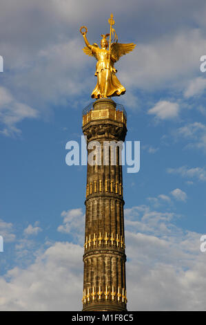 Deutschland. Berlin Siegessäule. Entworfen von dem deutschen Architekten Heinrich Strack (1805-1880), nach 1864. Es erinnert an den preußischen Sieg in der Danish-Prussian Krieg obwohl, wie das Denkmal wurde 1873 eingeweiht, Preußen auch Im Preußisch-Österreichischen Krieg und im Deutsch-Französischen Krieg siegreich ist. Auf der Oberseite ist eine Bronzeskulptur von Victoria, entworfen von dem deutschen Bildhauer Friedrich Drake (1805-1882). Tiergarten. Stockfoto