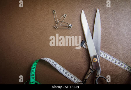 Kleidung Accessoires, Faden, Schere, Maßband Stockfoto