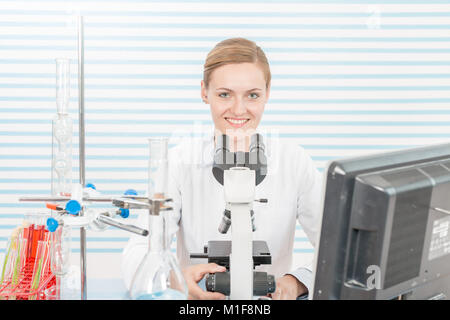 Experimente im chemischen Labor, weibliche Forscher mit ihrem Reagenzglas in einem Labor Stockfoto