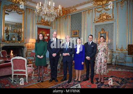 Der Herzog und die Herzogin von Cambridge sind von König Carl XVI. Gustaf, Königin Silvia von Schweden, Prinz Daniel und Victoria, Kronprinzessin von Schweden vor einem Mittagessen im königlichen Palast in Stockholm am ersten Tag Ihres Besuches in Schweden begrüßt. Stockfoto