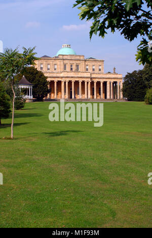 Die berühmten Pumpe Zimmer alt spa Mineralwasser Gebäude in Pittville Park, Cheltenham, Gloucestershire, VEREINIGTES KÖNIGREICH Stockfoto