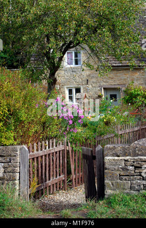 Eine offene Gartentor und hübsches Cottage Garden in Bibury, Gloucestershire, VEREINIGTES KÖNIGREICH Stockfoto