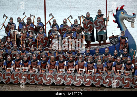 Mitglieder der Jarl Squad gekleidet in Viking Klagen auf der Galeere nach marschieren durch die Straßen in Lerwick auf Shetland Isles während der Up Helly Aa Wikinger Fest. Stockfoto