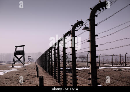 Elektrische Zäune und Wachtürme rund um Auschwitz II Birkenhau ehemaligen Vernichtungslager. Stockfoto