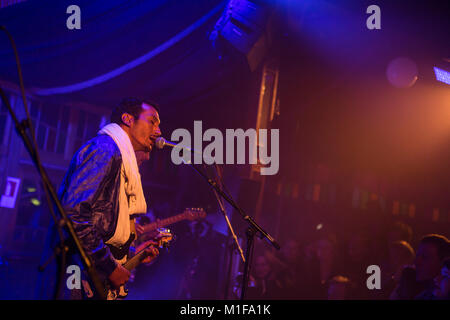 Tuareg Gitarrist, Musiker und Sänger und Songwriter Omara Moctar stammt aus Niger, ist am besten mit seinem Künstlernamen Bombino bekannt und hier führt ein Live Konzert der norwegischen Musik Festival Bergenfest 2015 in Bergen. Norwegen, 12/06 2015. Stockfoto