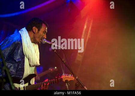 Tuareg Gitarrist, Musiker und Sänger und Songwriter Omara Moctar stammt aus Niger, ist am besten mit seinem Künstlernamen Bombino bekannt und hier führt ein Live Konzert der norwegischen Musik Festival Bergenfest 2015 in Bergen. Norwegen, 12/06 2015. Stockfoto