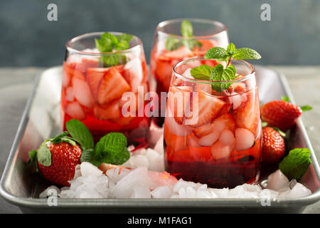 Erfrischende Erdbeer Eis Kaffee oder kalten Cocktail Stockfoto
