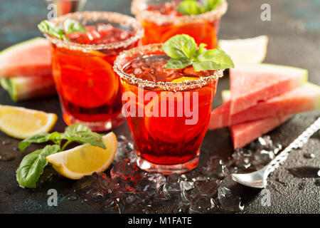 Erfrischende kalte Citrus Wassermelone und Basilikum Margarita Stockfoto